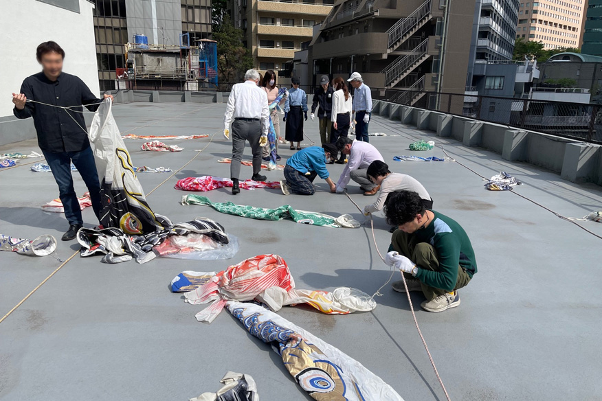 毎年5月5日は「芸術体験ひろば」　校庭いっぱいの鯉のぼりは花伝舎入居団体みんなで準備