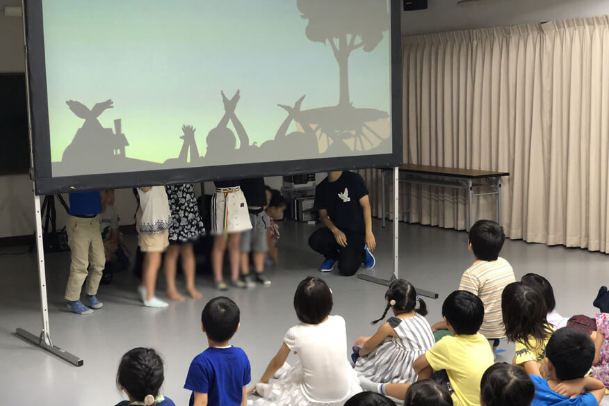 新宿区の文化事業への協力　「子ども文化体験プログラム」受託開始（写真：影絵／協力：劇団かかし座）