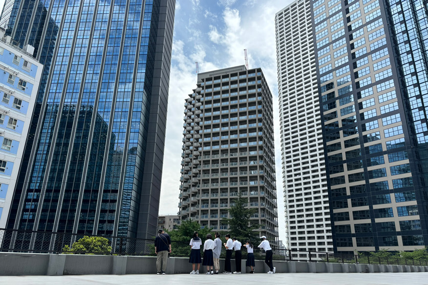 全国から視察、見学を受け入れ　高層ビルに囲まれた屋上の眺めはなかなか