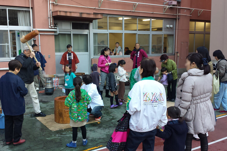 地域の餅つき大会にも協力