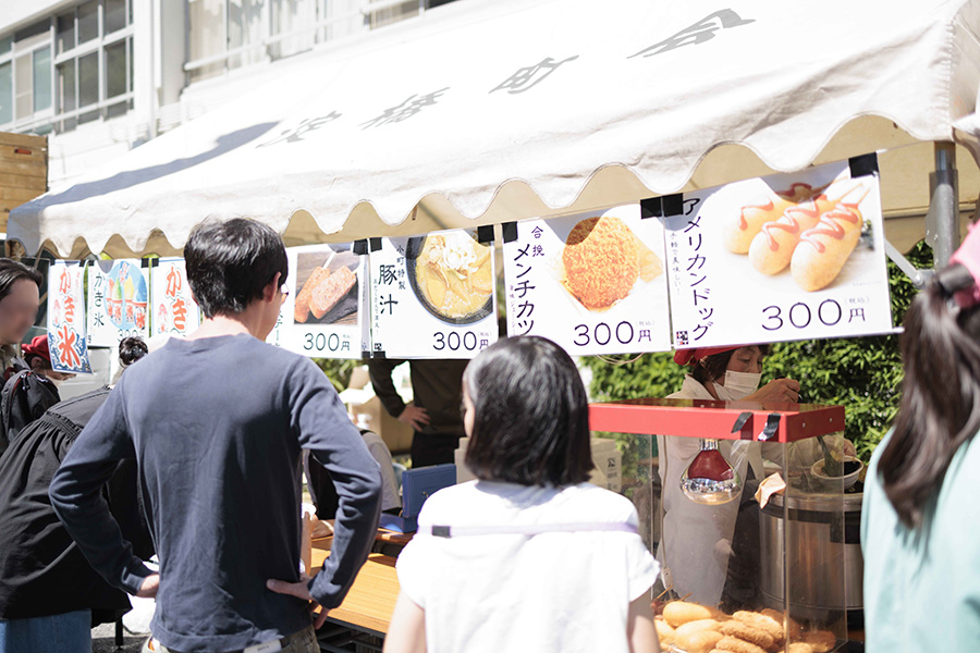 「芸術体験ひろば」　地元商店会の皆さんによる出店