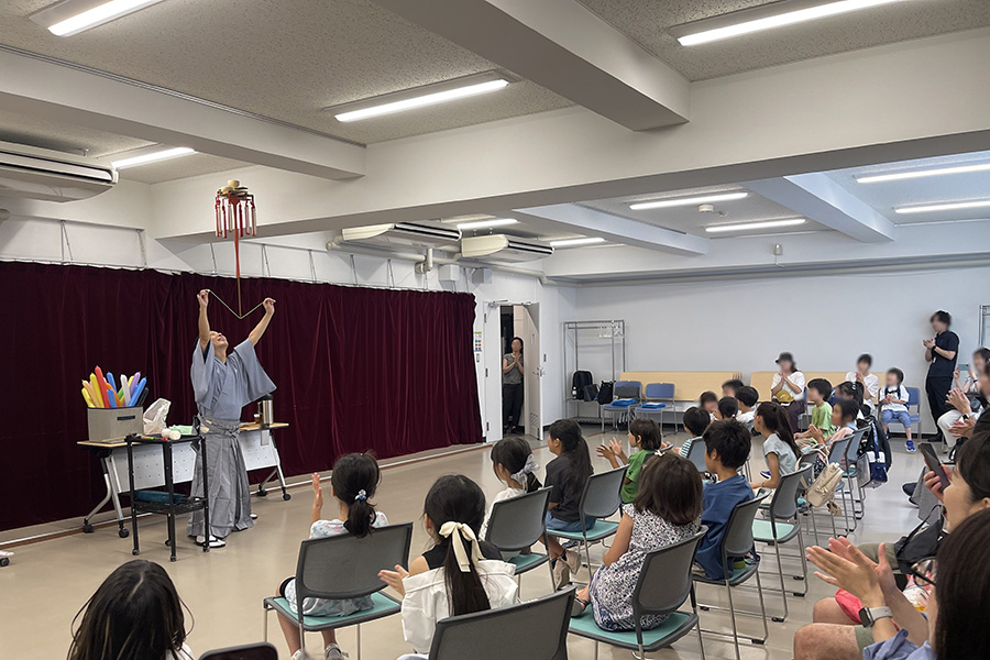 新宿区主催「文化体験プログラム」（太神楽曲芸／協力：落語芸術協会）